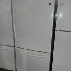 G/E Refrigerator Freezer On The Bottom Everything Works Good 💯 👍