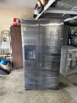 Samsung refrigerator with water and ice dispenser