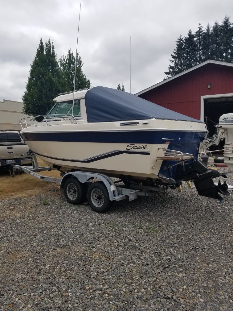 21' Seaswirl "212 Striper" hardtop