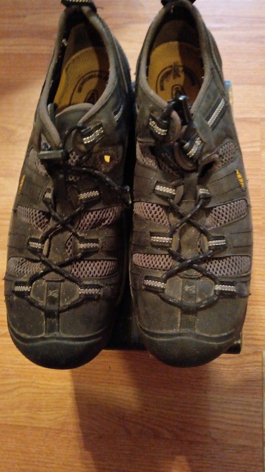 KEEN - low top steel toe elastic lace shoes