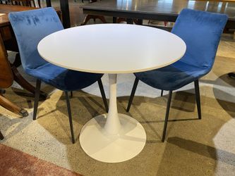 White Tulip Table w/ Color Pop Chairs