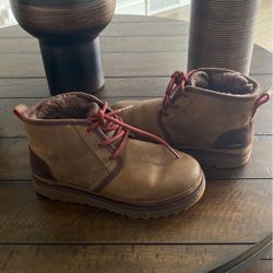 Boys Ugg Boots Size 2!!!!!! Great Condition !!!! 45.00