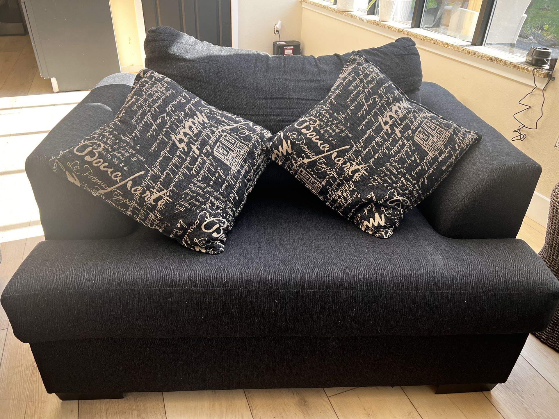 Oversized Chair For Sale 20 OBO for Sale in Covington, WA OfferUp