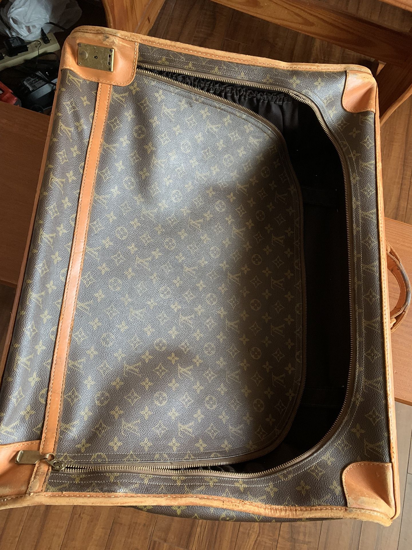 Louis Vuitton Garnet Bag Vintage Luggage Suitcase for Sale in League City,  TX - OfferUp