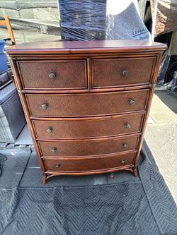 BEAUTIFUL LIKE NEW WOODEN BASSET DRESSER CAN DELIVER LOCAL IF NEEDED