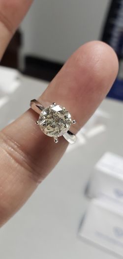 2.71 G Color 18k Round Diamond Ring. Gorgeous!!