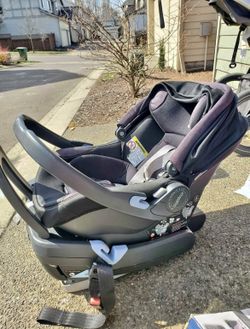 Peg Perego Primo Viaggio Nido Car Seat With 2 Bases!