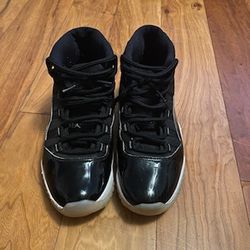 Jordan 11 black and size 8