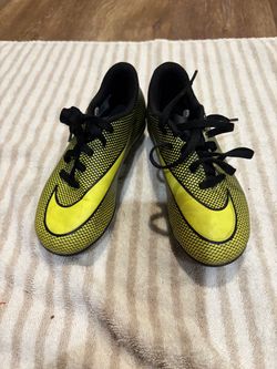 Unisex soccer cleats