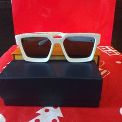 LV Sunglasses. Box 11 ♥️