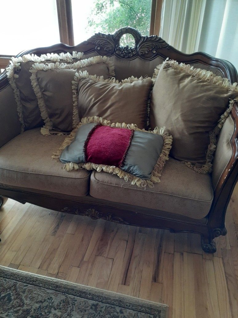 TRADITIONAL SOFA, LOVESEAT AND CHAIR $160