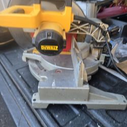 Dawalt 10" Compound Miter Saw