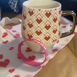 Large EDIBLE Arrangements Ceramic Coffee Tea Mug Red & Pink Hearts Gold Handle MUG With Gift Bag And Bracelet All New Unused