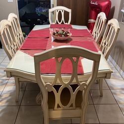 Six Chris Dining Table