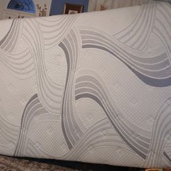 New King Novaform 14” ComfortGrande Advanced Gel Memory Foam Mattress.