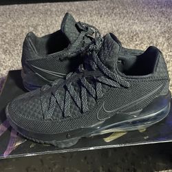 LEBRON XVII LOW BASKETBALL SHOES. SIZE 8 1/2