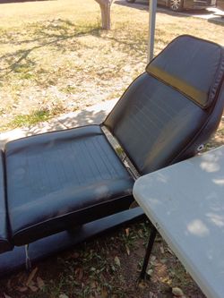 Massage table with detachable pillow