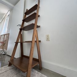 Ladder-Style Bookshelf / Leaning Shelf – Warm Wood Finish