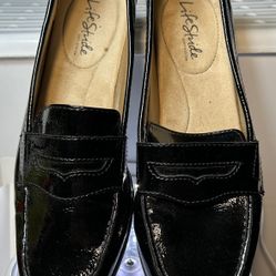 Women's patent leather shoes. Size 8. $35.