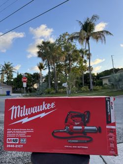 Milwaukee 2646-21CT — M18 2-Speed Cordless Grease Gun Kit