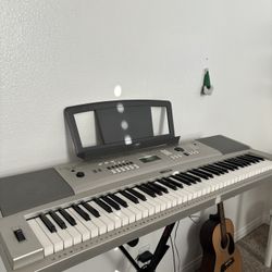 Yamaha Keyboard & Stand 