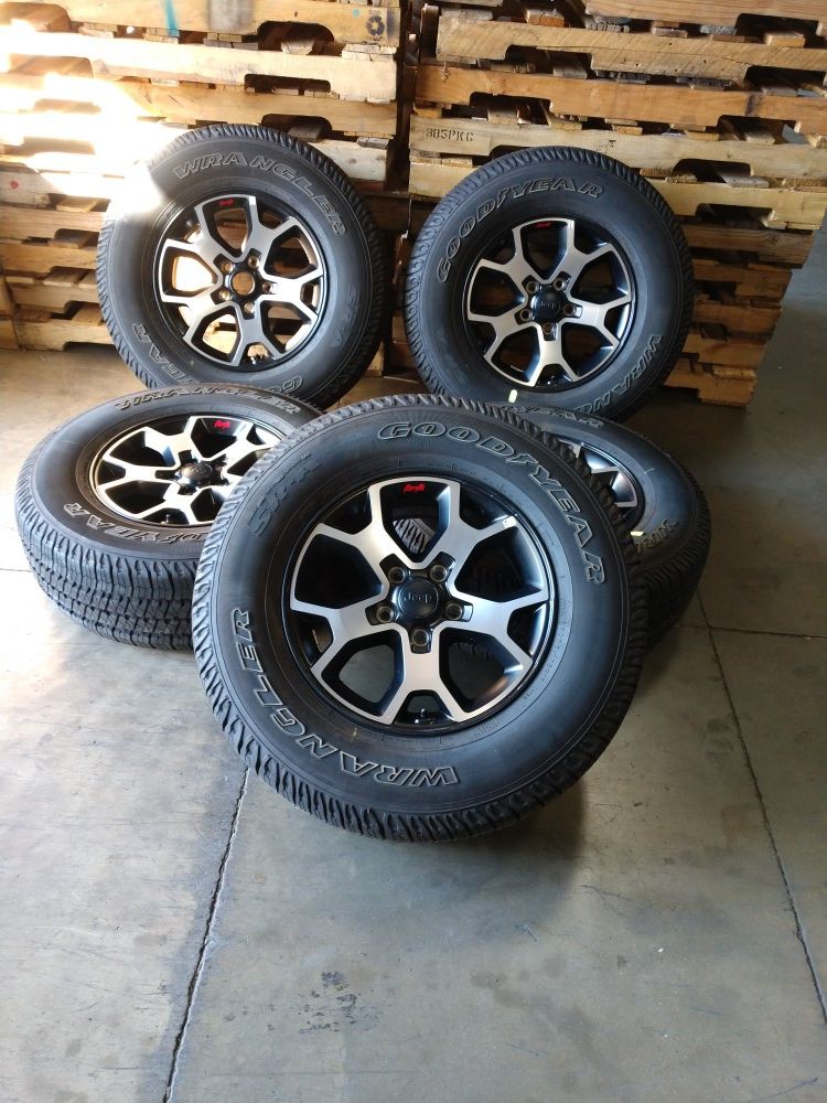JEEP OEM wheels 17" 5x5 used good condition and 95% tires price it's firm