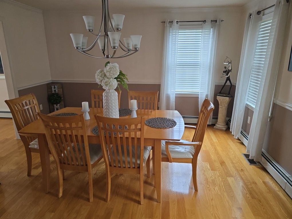 Dining Room Table/Chairs/Hutch