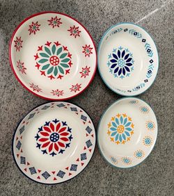 Set of 4 bowls.