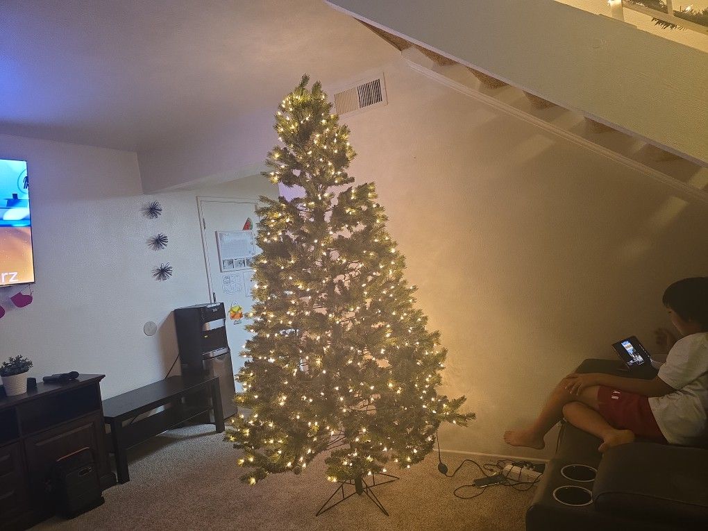 Christmas ๐ Tree 7.5ft Artifical with White Lights