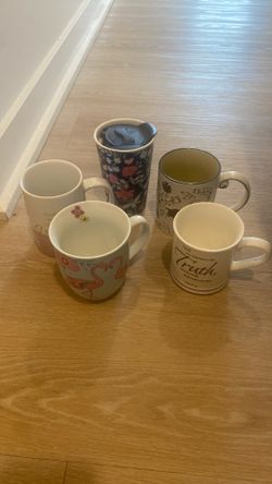 YARD SALE : 5 MUGS