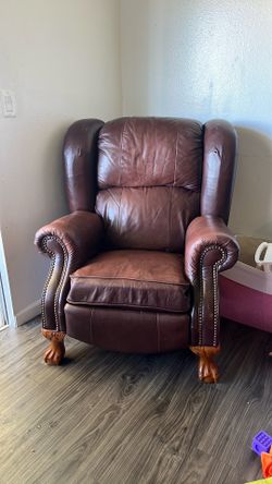 La-Z-Boy Genuine Leather Recliner – Classic Wingback Style