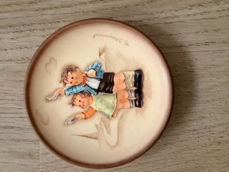 Goebel M.I. Hummel "Auf Wiedersehen" Mini Collector Plate (2000)