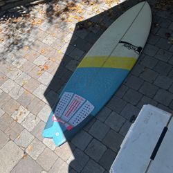 5’10 Surfboard - Avasin - Swallow Tail/Thruster - Like New