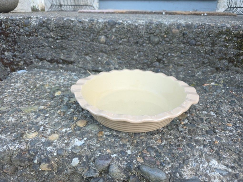 Pampered Chef Beautiful New Deep Dish Pie Plate Beige New