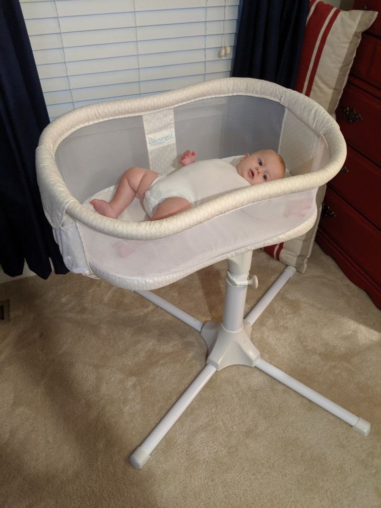 Halo Bassinest Swivel Sleeper, Baby Bassinet, Clean, Includes Sheet, Great condition