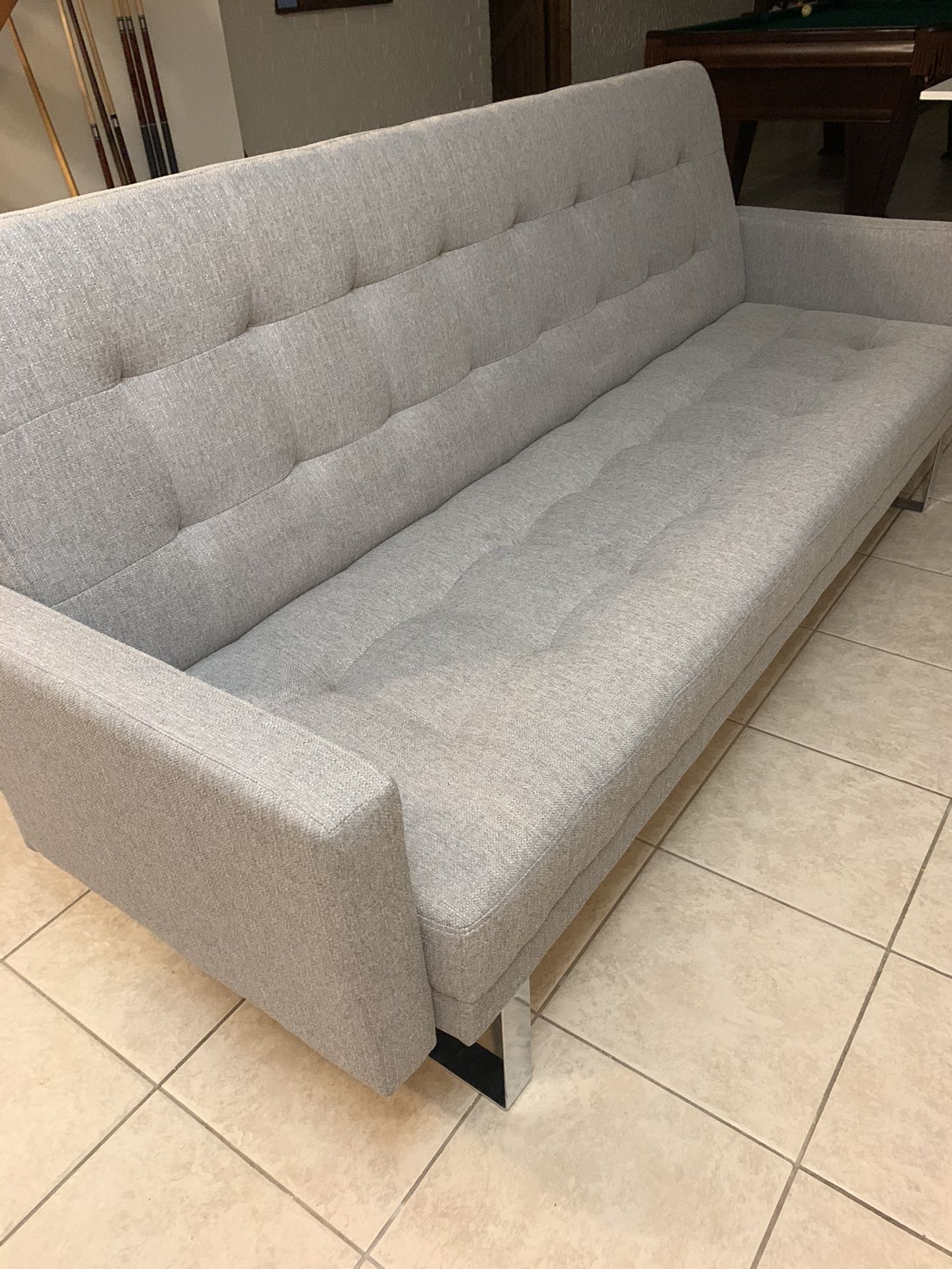 Sofa/couch convertible to bed