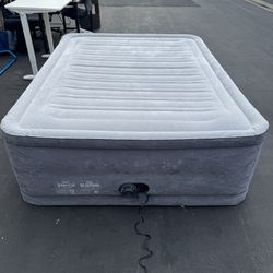 Intex 22" Queen Comfort Plush High Rise Durabeam Airbed Mattress with Built-In Pump Like New 