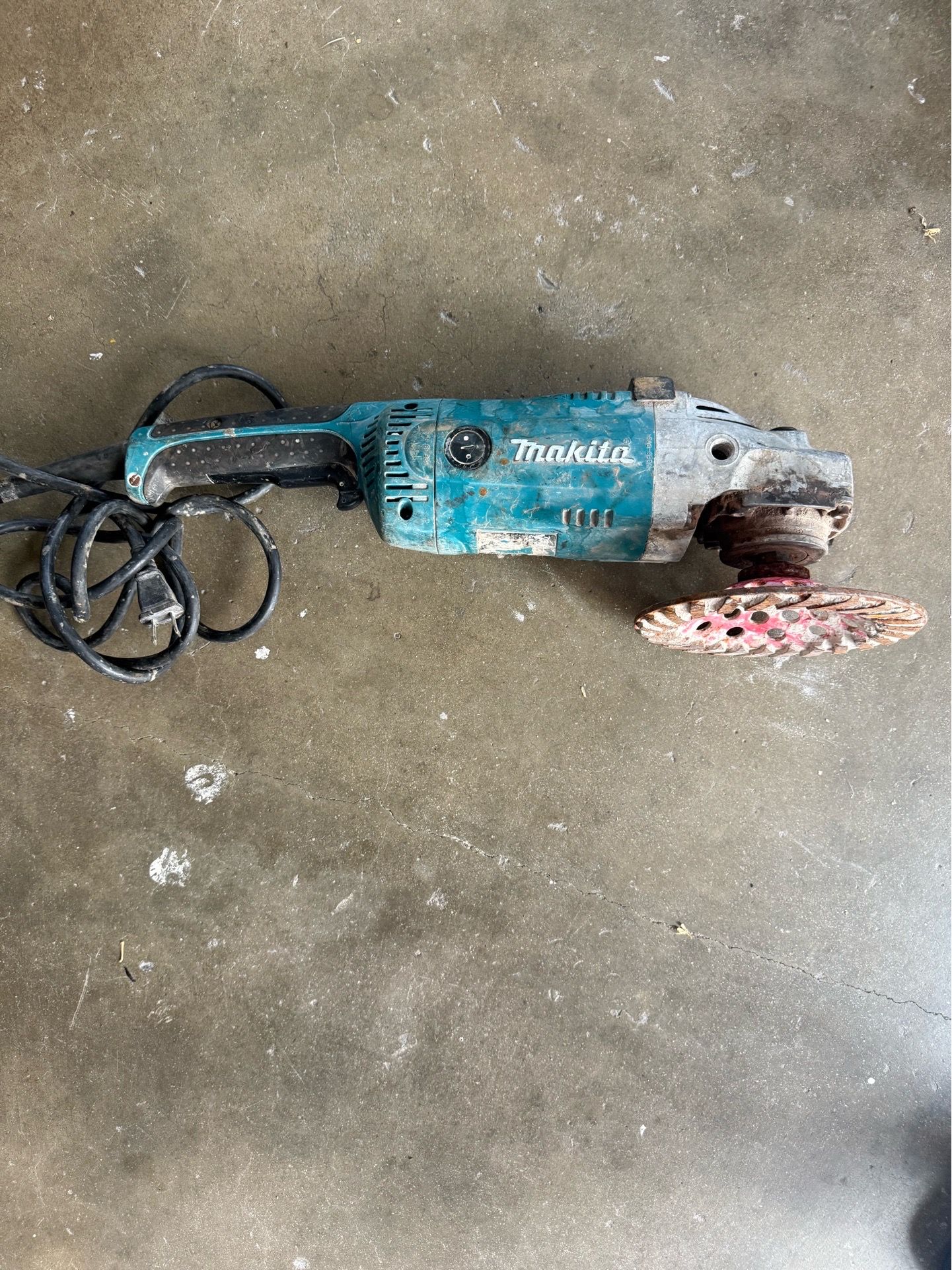 Makita 15 Amp Corded 7 in. Angle Grinder w/ Grinding wheel