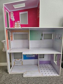 Rainbow high doll house bus and accessories