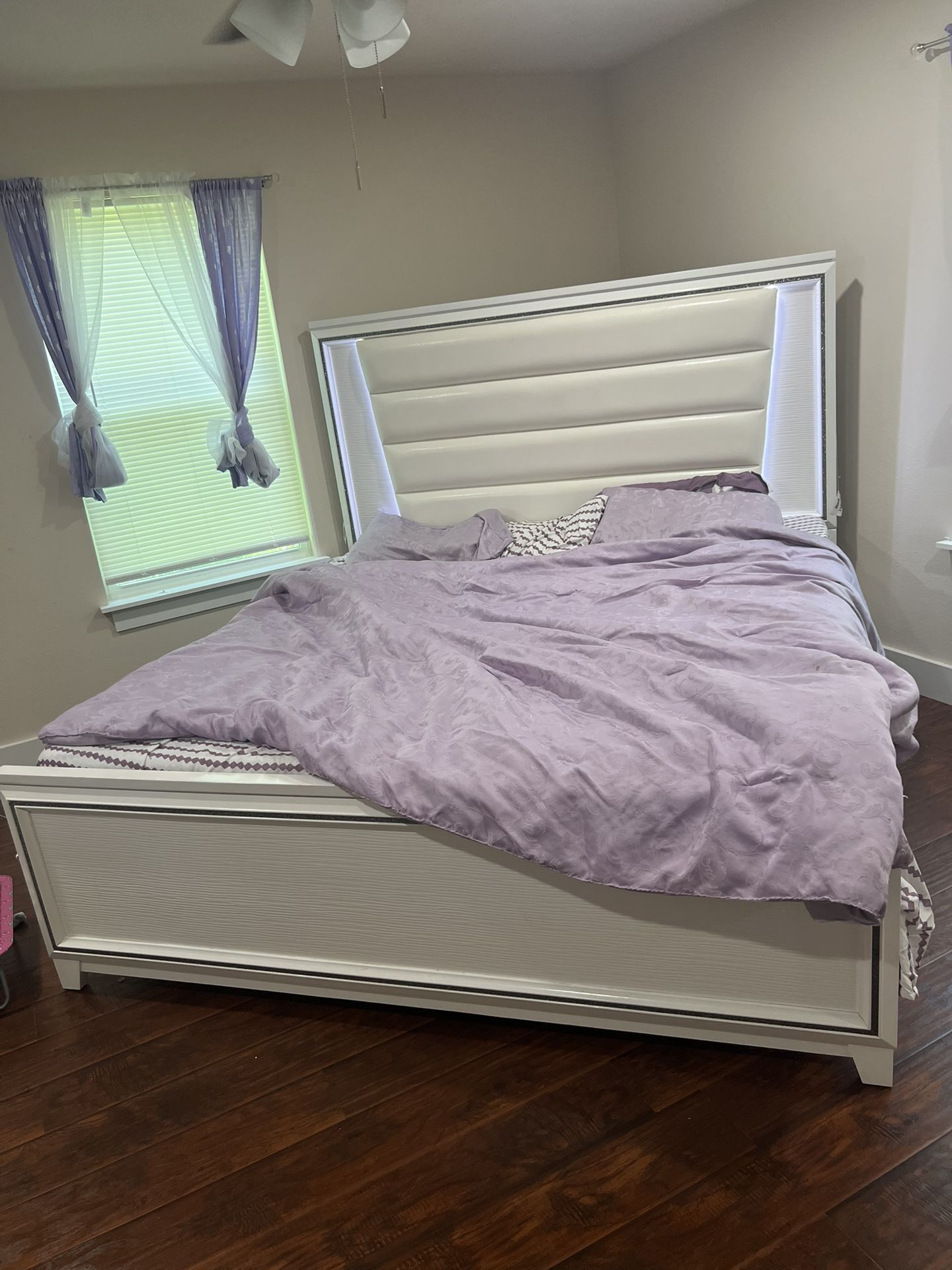 KING SIZE BED & Dresser