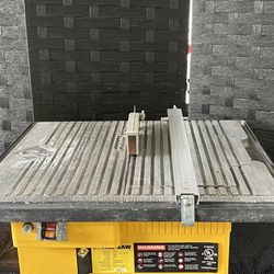 TABLE TOP TILE SAW ( WORKS GREAT )