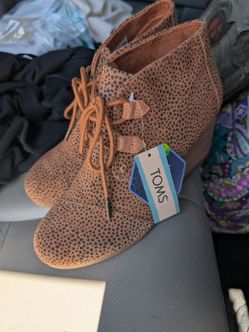 Toms boots size 9