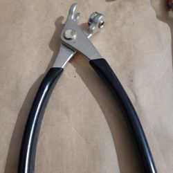  Cleco Fasteners C1/8 (Made in USA) & Pouch W/ Cleco Pliers

￼


