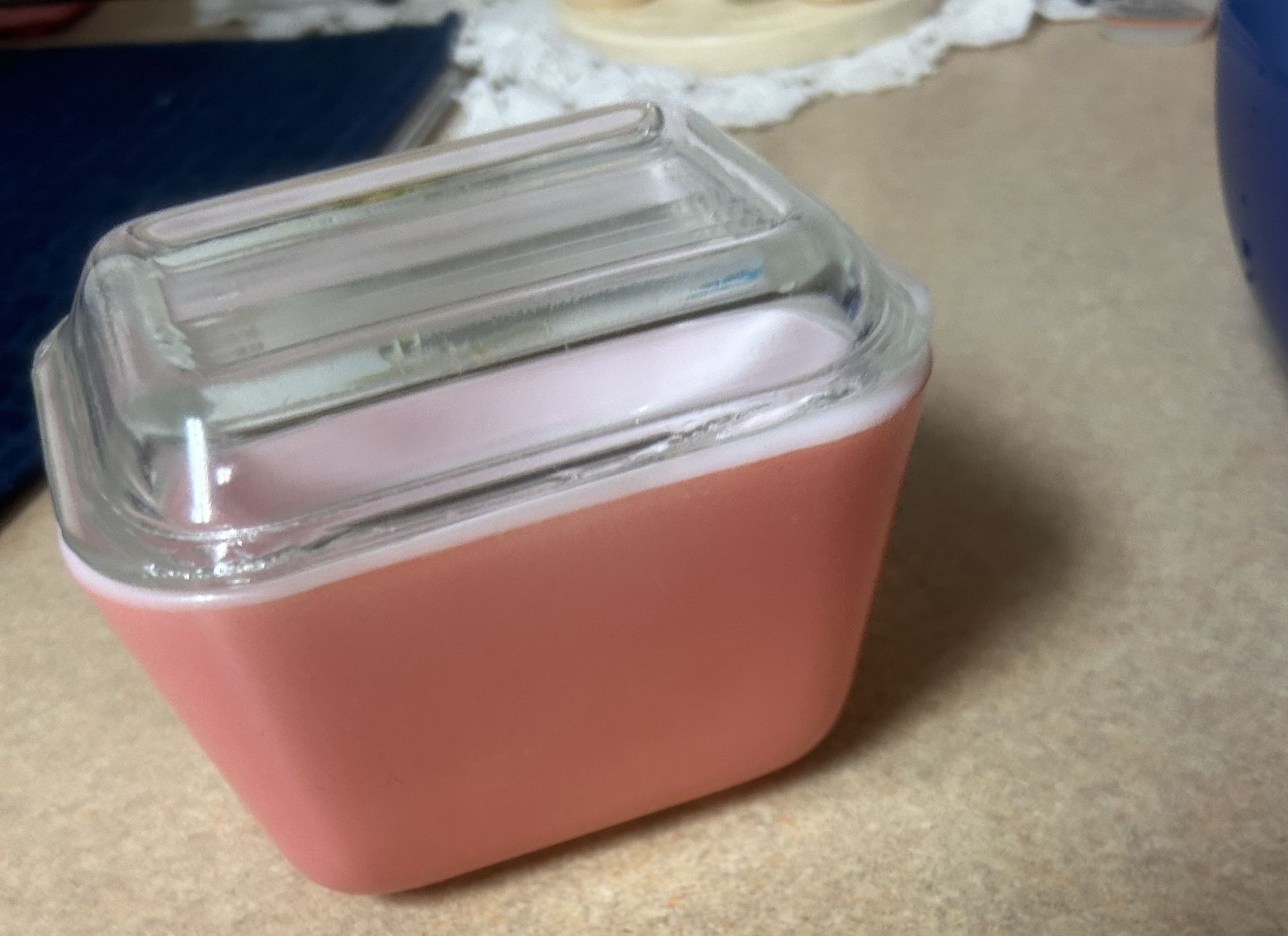 Vintage PYREX Pink 501 Refrigerator Dish With Ribbed Lid -- Excellent condition