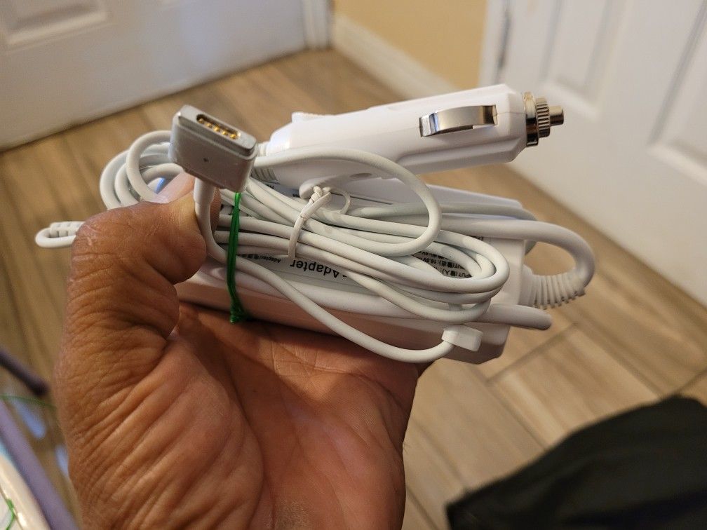CHARGER FOR  APPLE   MAC BOOK  FOR CHARGE. IN THE CAR 