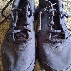 REEBOK.  Black size 7