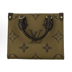 Introducing the LV Petit Sac Plat, a timeless icon reimagined. Crafted from the iconic Monogram canvas, this petite tote combines classic (p464)55