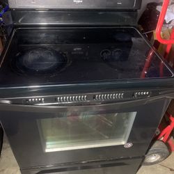 Whirlpool Flexible Cooktop 30-in Glass Top 4 Burners 5.3-cu ft Freestanding Electric Range (Black)