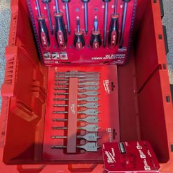 Milwaukee Crate, Screwdrivers & Wood Bit Set