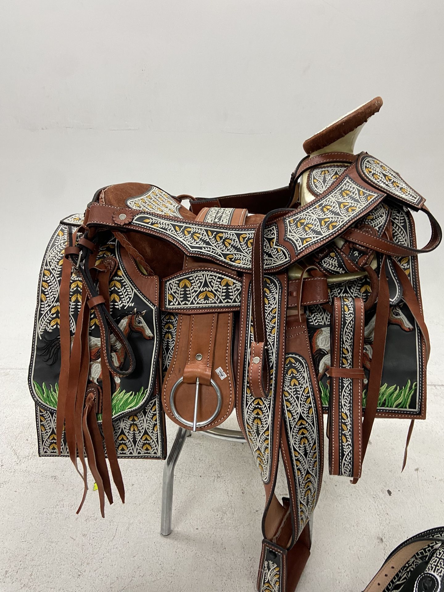 Preciosa Montura Charra Bordada Conncantinas Cuadradas